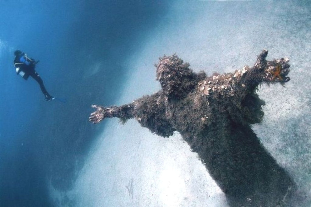 Underwater statue of Jesus